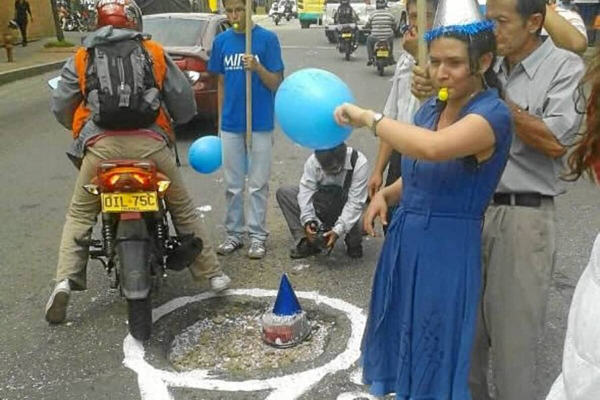 Vecinos de La Concordia celebran el cumpleaños de un hueco (Foto: Félix Cristancho/VANGUARDIA LIBERAL)