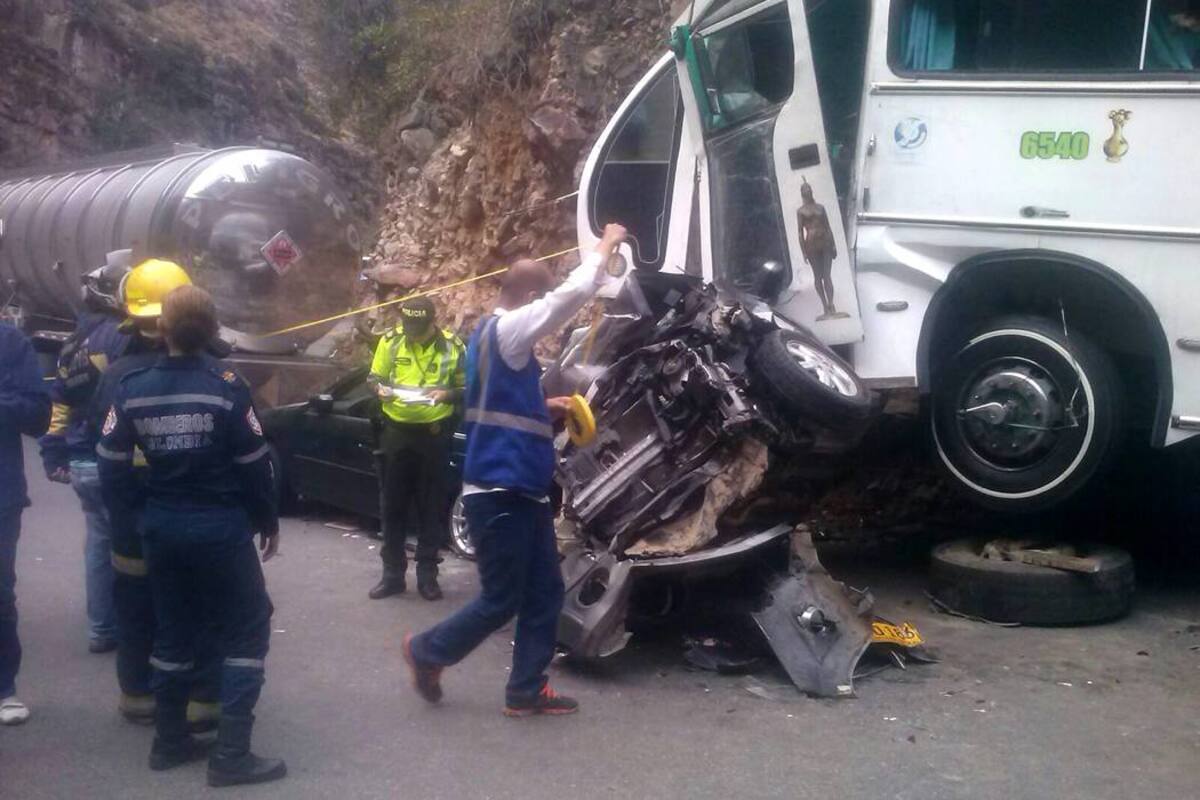 Bus con hinchas del Bucaramanga chocó contra cuatro carros en vía Bucaramanga- Bogotá (Foto: Suministrada RCN/VANGUARDIA LIBERAL )