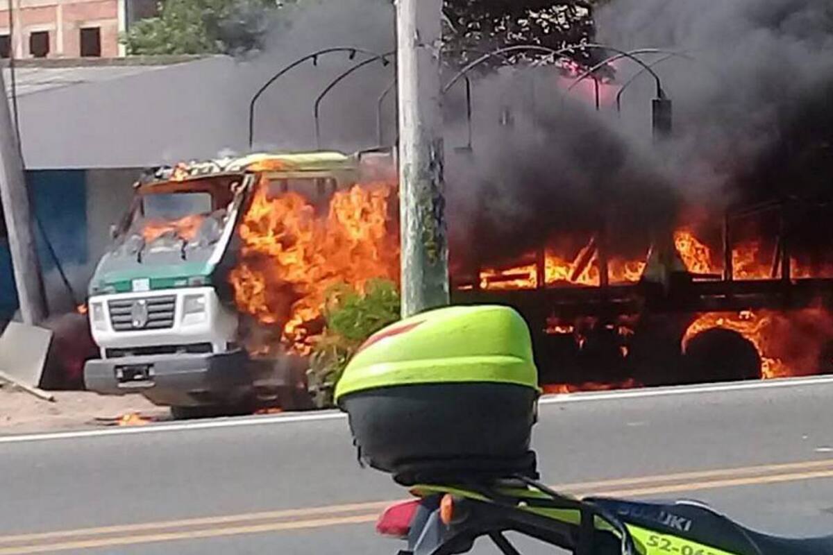 Atacan con fuego un camión de la Policía en Maicao (Foto: Tomada de Twitter @zonacero)