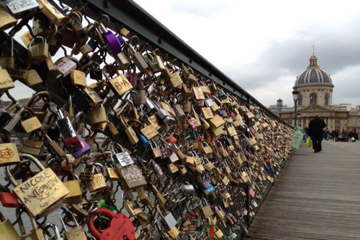 Los “Candados del amor” en París podrían ser retirados por contaminación ambiental (Foto: TOMADO DE INTERNET/VANGUARDIA LIBERAL)