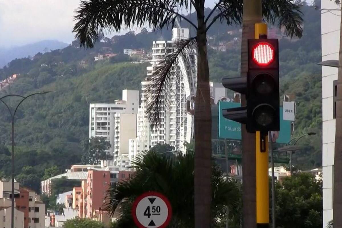 Conozca dónde ubicaron el semáforo más moderno de Bucaramanga (Foto: MILTON VELOSA/VANGUARDIA LIBERAL)