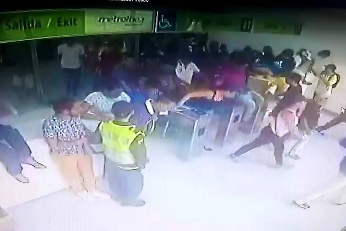Video registró incursión ilegal de hinchas a estación de Metrolínea (Foto: Tomada de video)