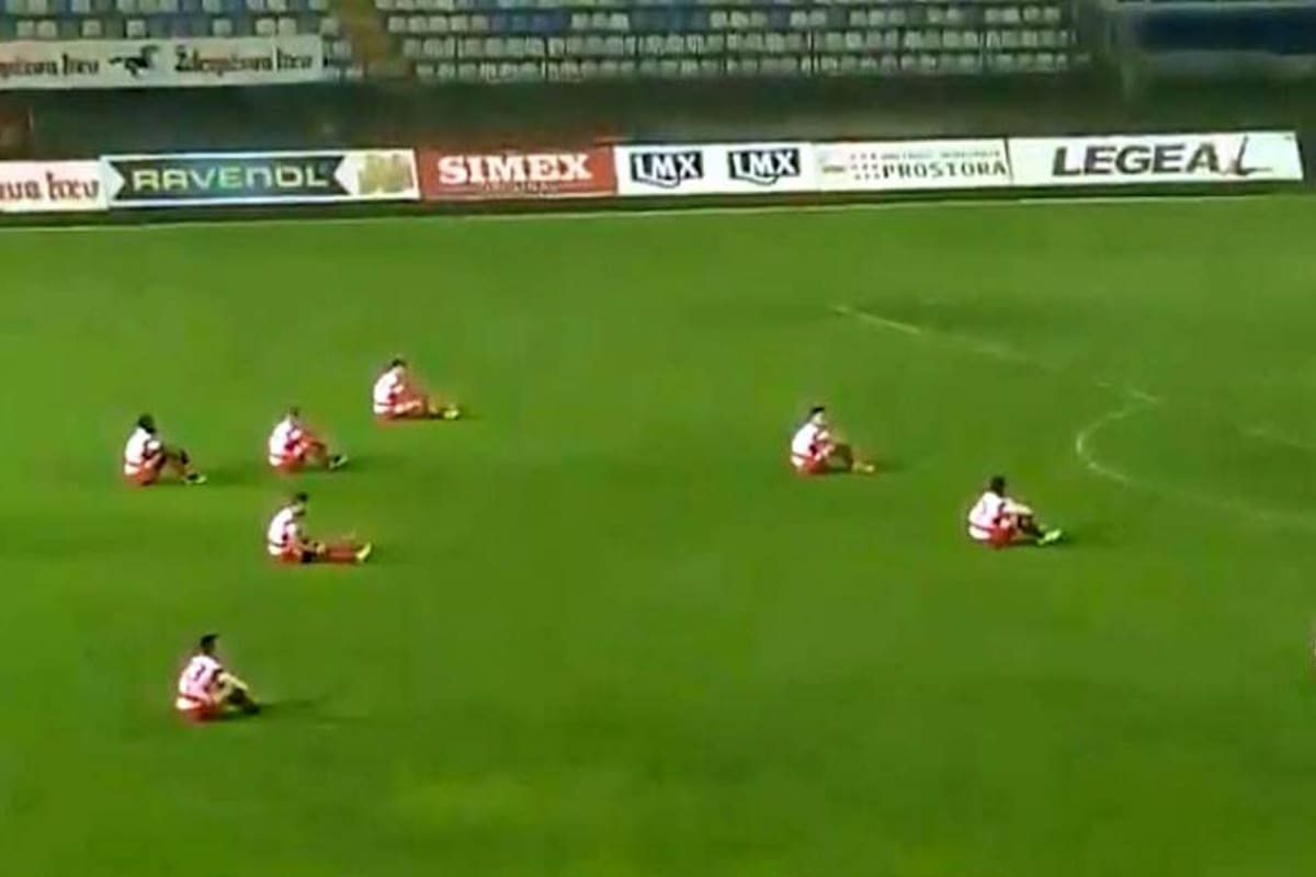 ¡Increíble! Jugadores se sentaron en medio del partido para protestar contra el árbitro (Foto: Tomada de un video)