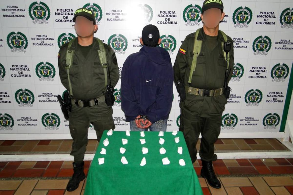 El sospechoso fue trasladado a las instalaciones de la Fiscalía donde fue dejado a disposición con el estupefaciente incautado. (Foto: Suministrada Policía Metropolitana de Bucaramanga/VANGUARDIA LIBERAL)