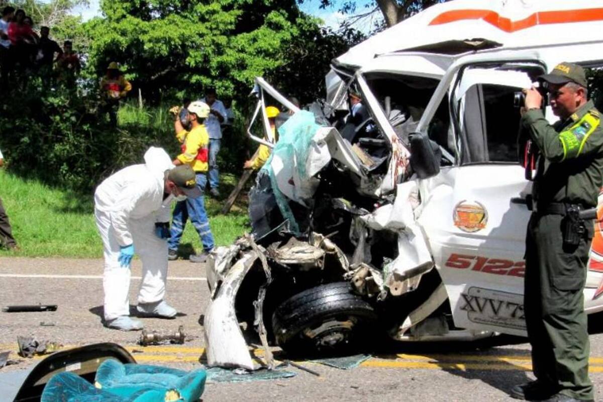 Según el reporte de las autoridades, el accidente ocurrió sobre las 9:20 de la mañana. De Barrancabermeja salieron cuatro unidades de Bomberos Voluntarios para atender a los heridos. (Foto: Edgar Pernett S./VANGUARDIA LIBERAL)