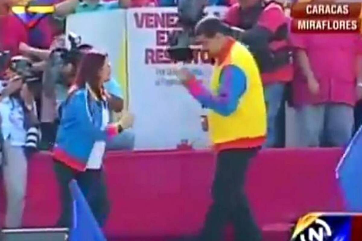 Presidente Maduro baila 'La pollera colorá' durante crisis fronteriza (Foto: TOMADO DE YOUTUBE.COM/VANGUARDIA LIBERAL)
