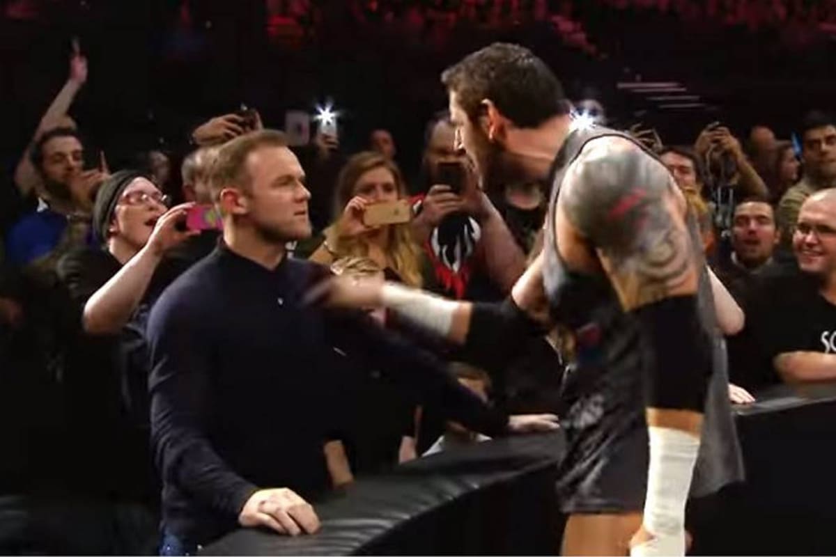 Wayne Rooney noqueó a un luchador de la WWE en pleno combate (Foto: Youtube / VANGUARDIA LIBERAL)