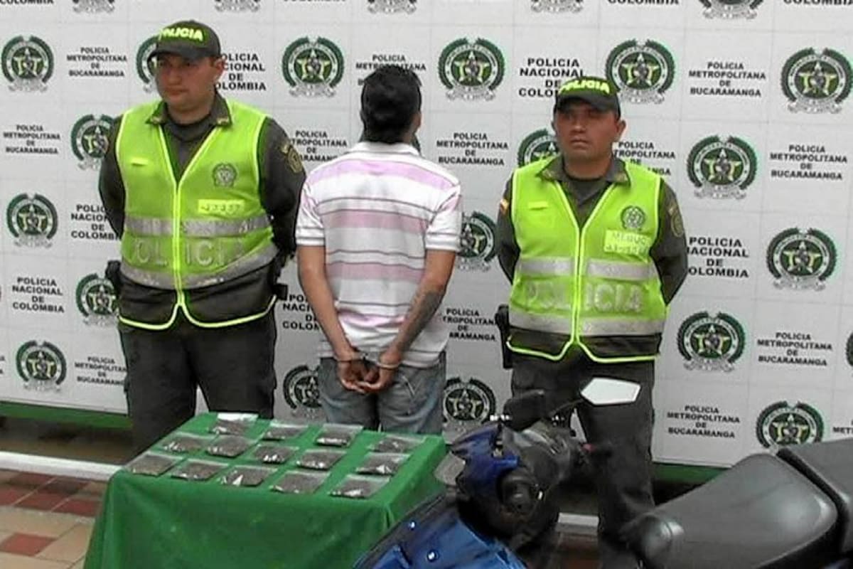 Este hombre fue capturado con 14 bolsas plásticas con una sustancia con características similares a la marihuana (Foto: Suministrada Policía Metropolitana)