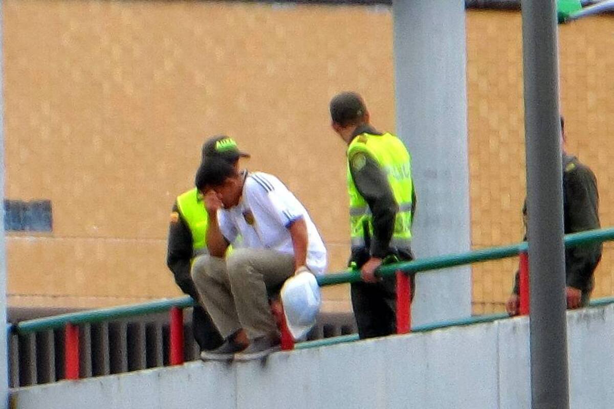 Policía frustró suicidio en puente peatonal del Centro de Bucaramanga (Foto: Marco Valencia / VANGUARDIA LIBERAL)