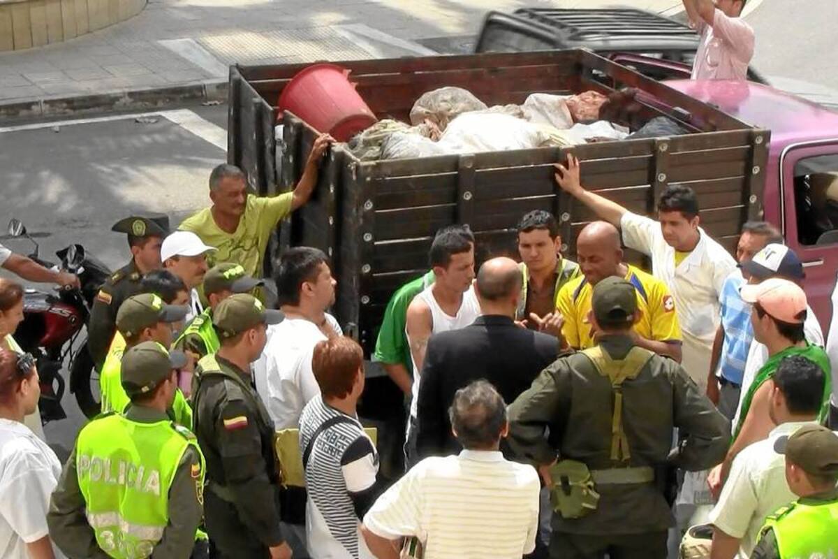Vendedores de carne de Bucaramanga, ‘embolatados’ con residuos en descomposición (Foto: JULIÁN AMOROCHO B./VANGUARDIA LIBERAL)