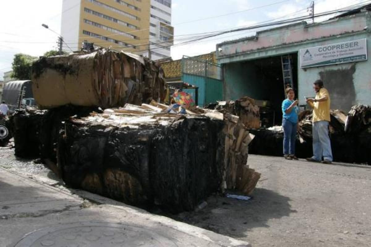 Éste sería el segundo ataque incendiario contra esta recicladora en menos de un mes.(Foto: VANGUARDIA LIBERAL)