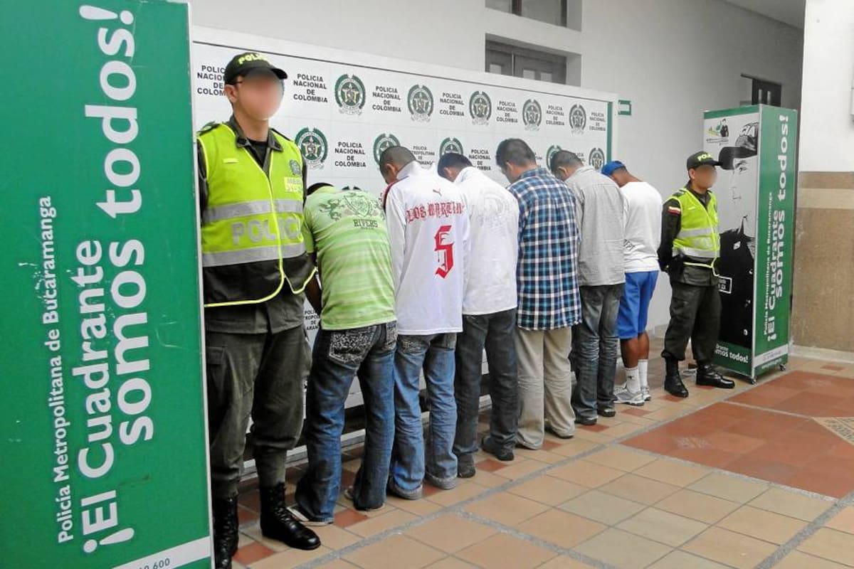 Según la Policía Metropolitana de Bucaramanga, estos seis capturados pertenecían al parecer a una banda criminal de vigilantes informales que delinquía en toda el área metropolitana. (Foto: Suministrada/VANGUARDIA LIBERAL)
