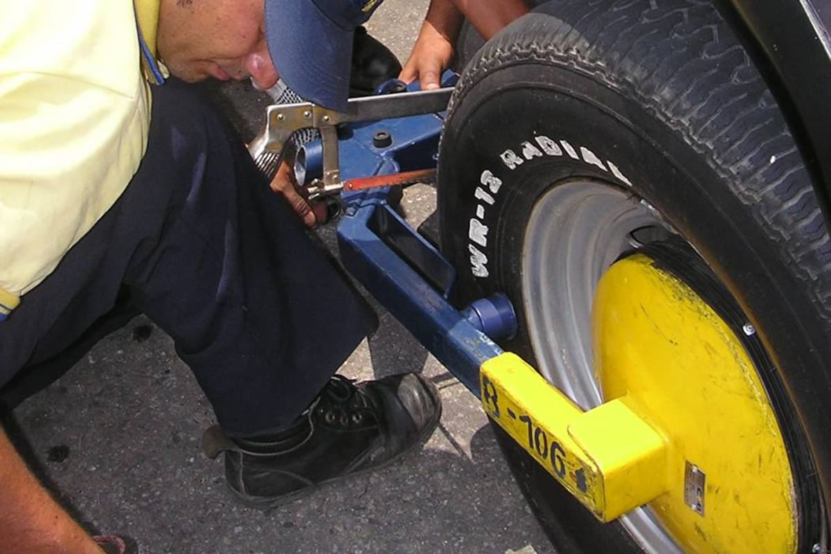 Así se prueba si los ‘cepos’ pueden resistir al vandalismo en Bucaramanga (Foto: Archivo/ VANGUARDIA LIBERAL)