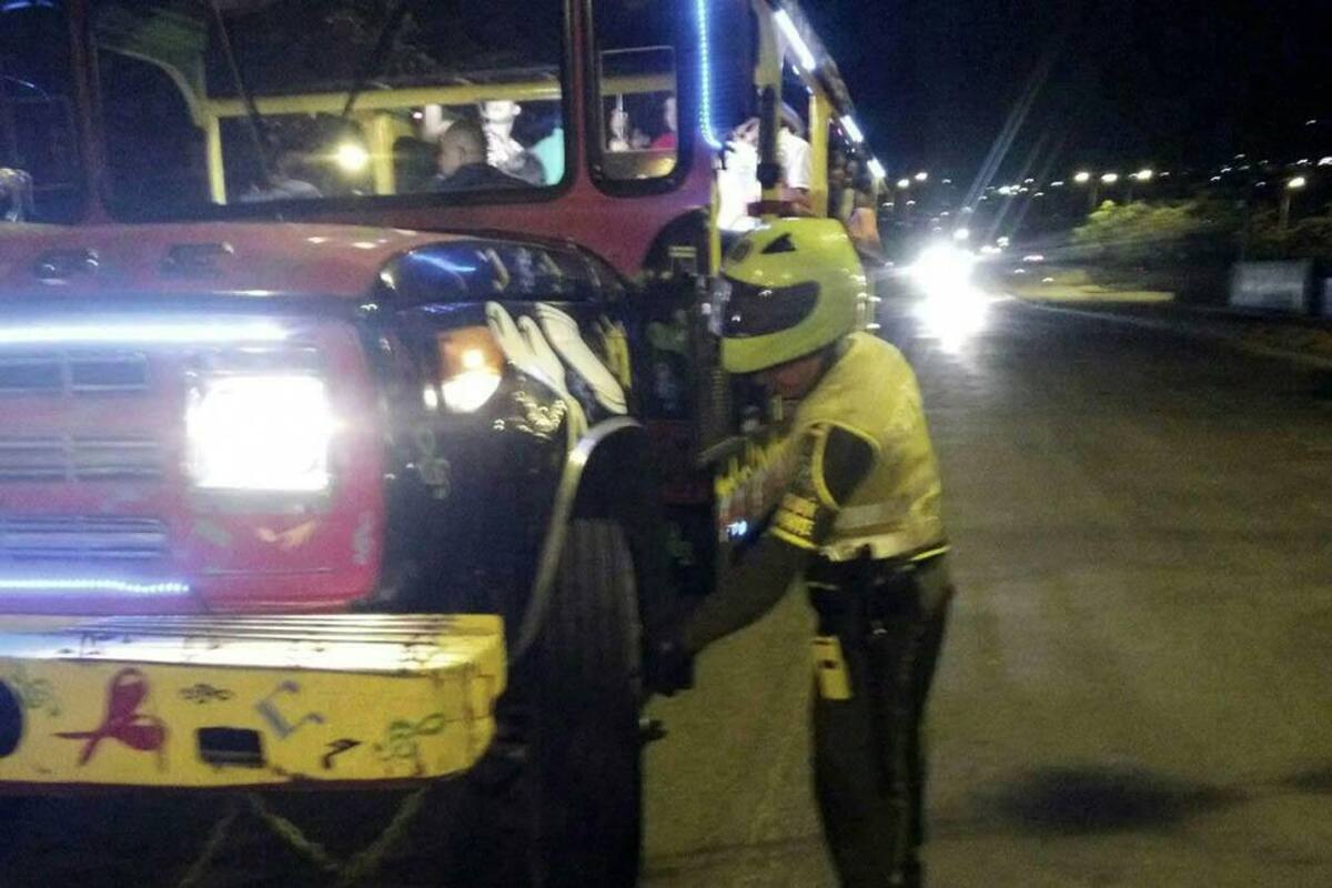 Policía dice que es ilegal movilizarse en las populares 'chivas' en Bucaramanga
