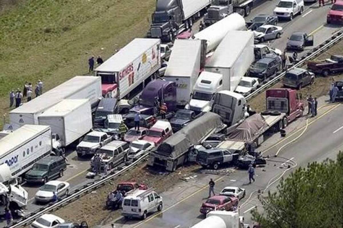 El accidente, en el que se vieron involucrados autobuses comerciales, camiones y vehículos particulares, se produjo a la altura de la localidad de Casablanca, a unos 80 kilómetros de Santiago, presumiblemente debido a la escasa visibilidad en la vía producto de la neblina y de la quema de pastizales en el sector. (Foto: Tomada de Internet/VANGUARDIA LIBERAL)