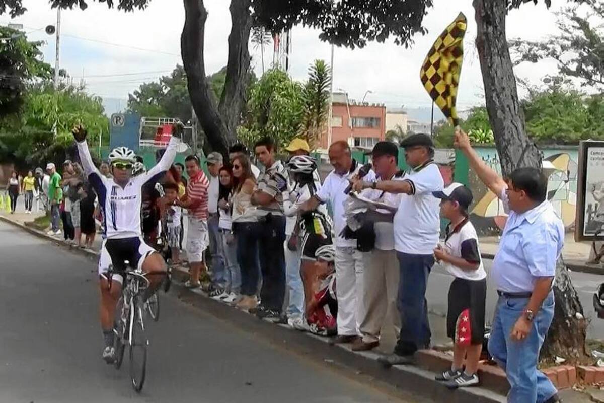 Con 57 pedalistas se corrió la Clásica Aniversario de Ciclistas de Santander (Foto: MILTON VELOSA/VANGUARDIA LIBERAL)