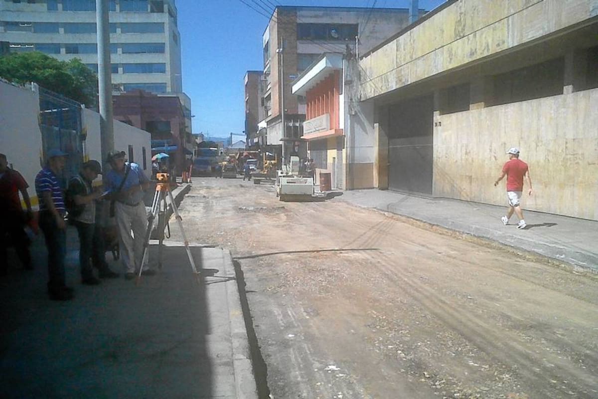 Carrera 14 con 34, cerrada hasta este lunes por repavimentación (Foto: JULIÁN AMOROCHO B./VANGUARDIA LIBERAL)