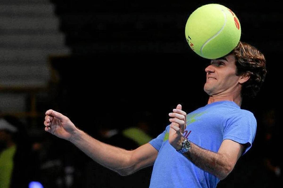 Un Federer relajado y sonriente se divierte en Bogotá jugando fútbol-tenis (Foto: Colprensa/VANGUARDIA LIBERAL)