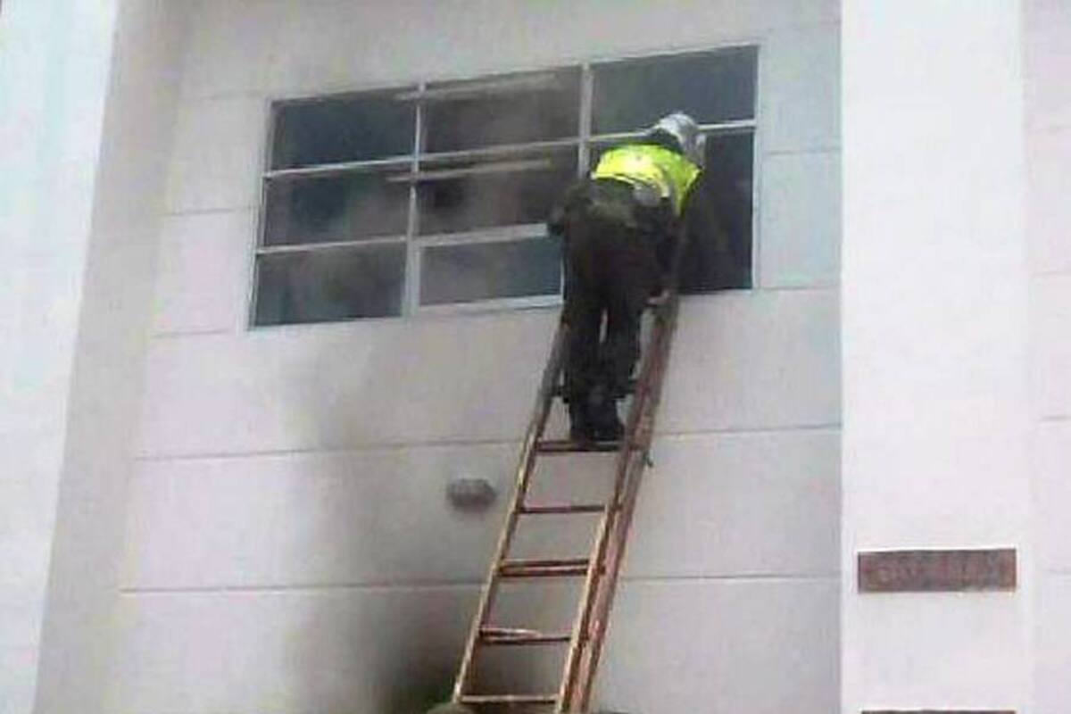 Un policía salvó de las llamas a una niña y una mujer (Foto: Colprensa/VANGUARDIA LIBERAL)