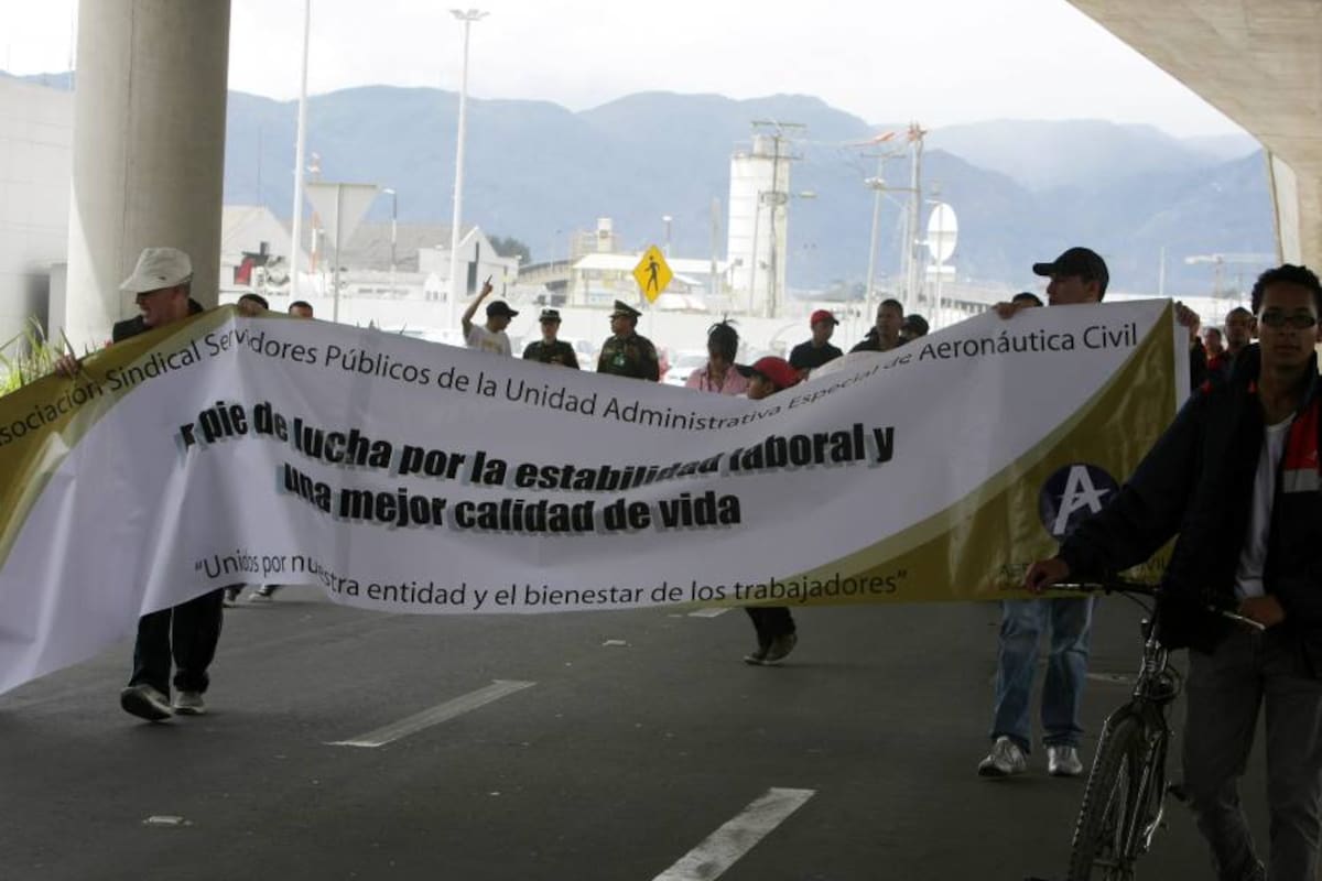 Continúan las protestas de trabajadores de Avianca (Foto: Colprensa / VANGUARDIA LIBERAL)
