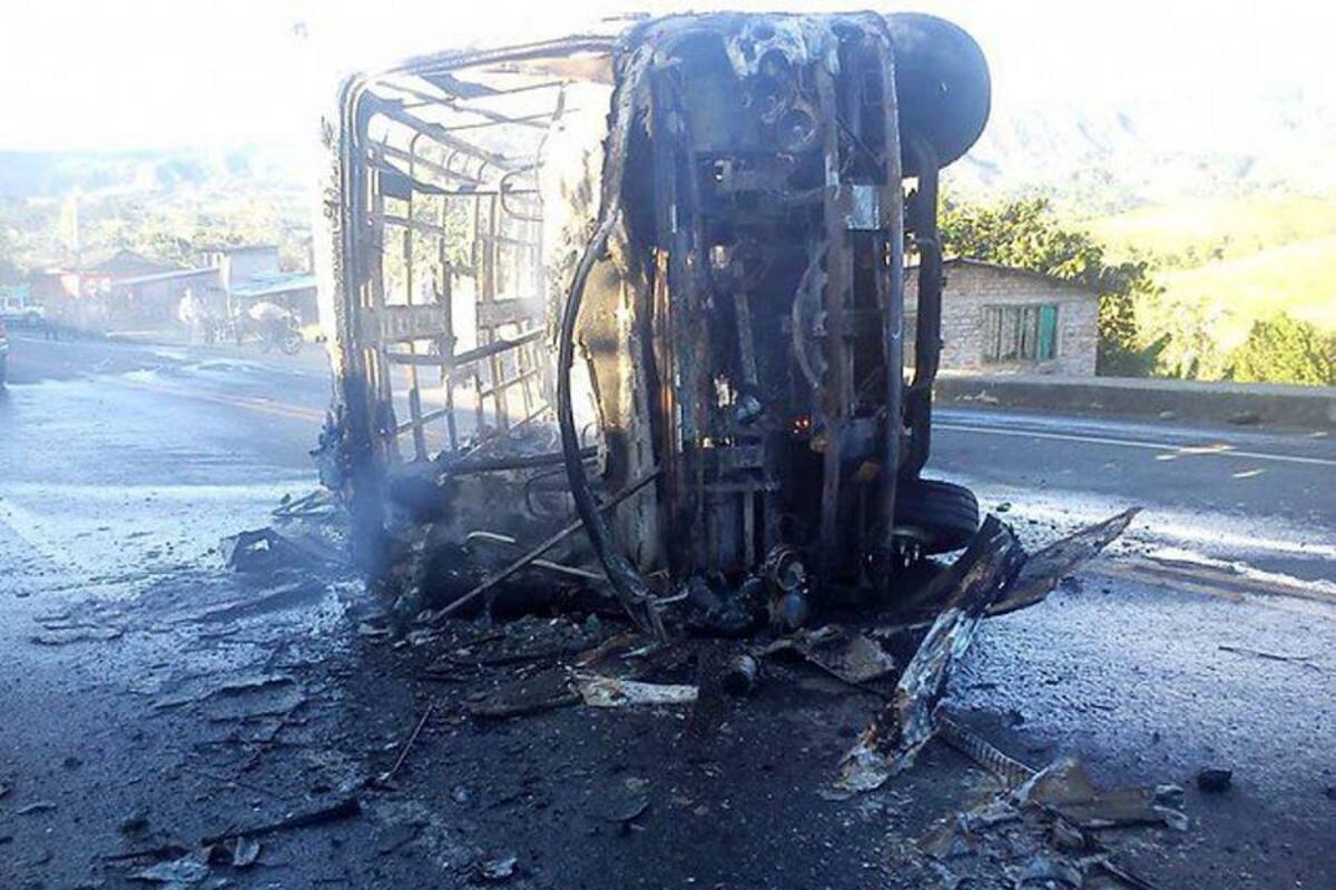 Ocho heridos y dos buses quemados tras disturbios en Cauca (Foto: Colprensa/VANGUARDIA LIBERAL)
