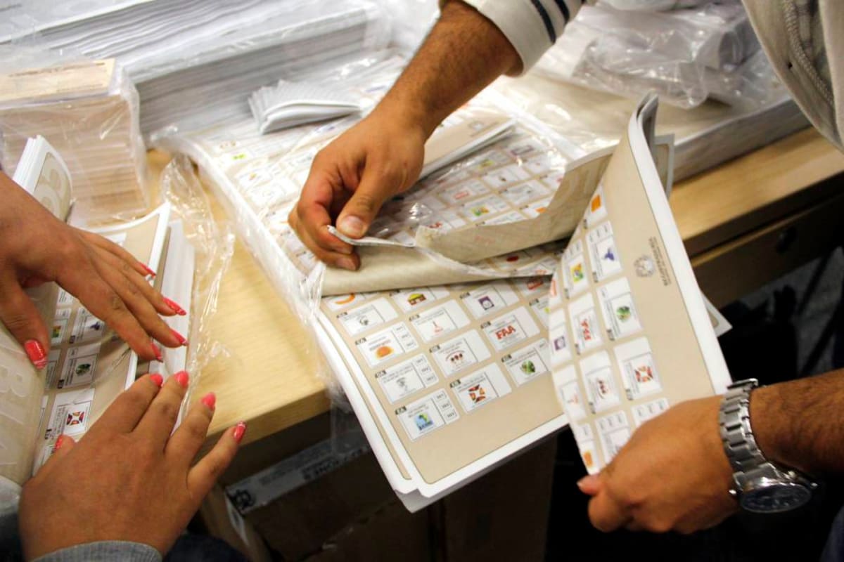 El Código Penal colombiano contempla severas sanciones para quienes compren votos, presionen electores, alteren resultados o superen los topes de campaña.