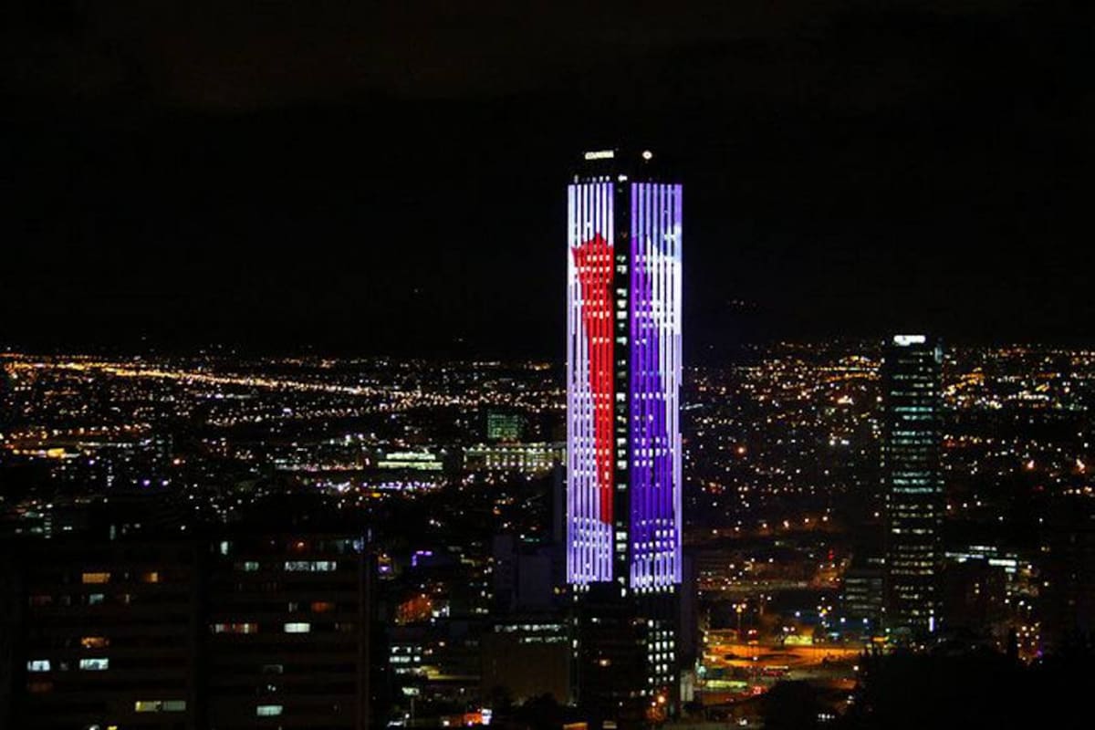 La torre Colpatria se iluminó en honor al café (Foto: Colprensa / VANGUARDIA LIBERAL)