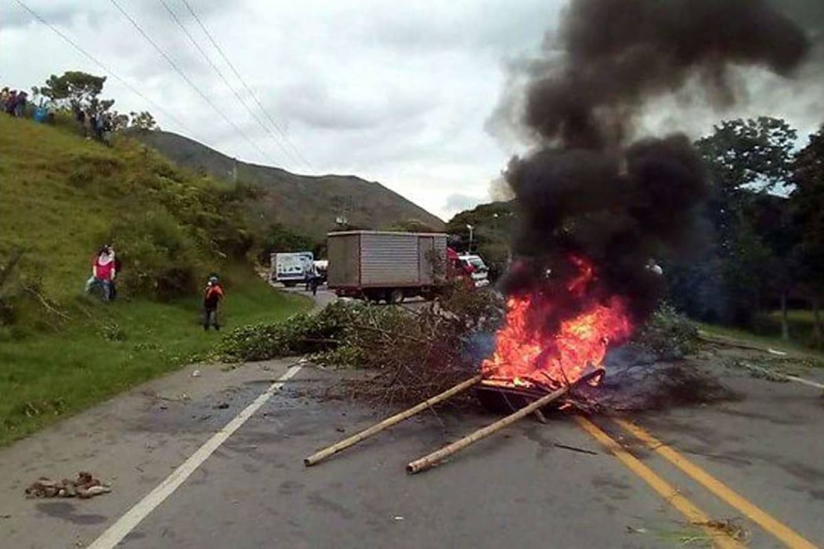 Campesinos e indígenas bloquearon paso entre Popayán y Cali (Foto: Colprensa /VANGUARDIA LIBERAL)