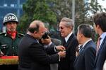 Fuerzas militares condecoraron al senador Antonio Navarro por su labor en pro de los derechos humanos