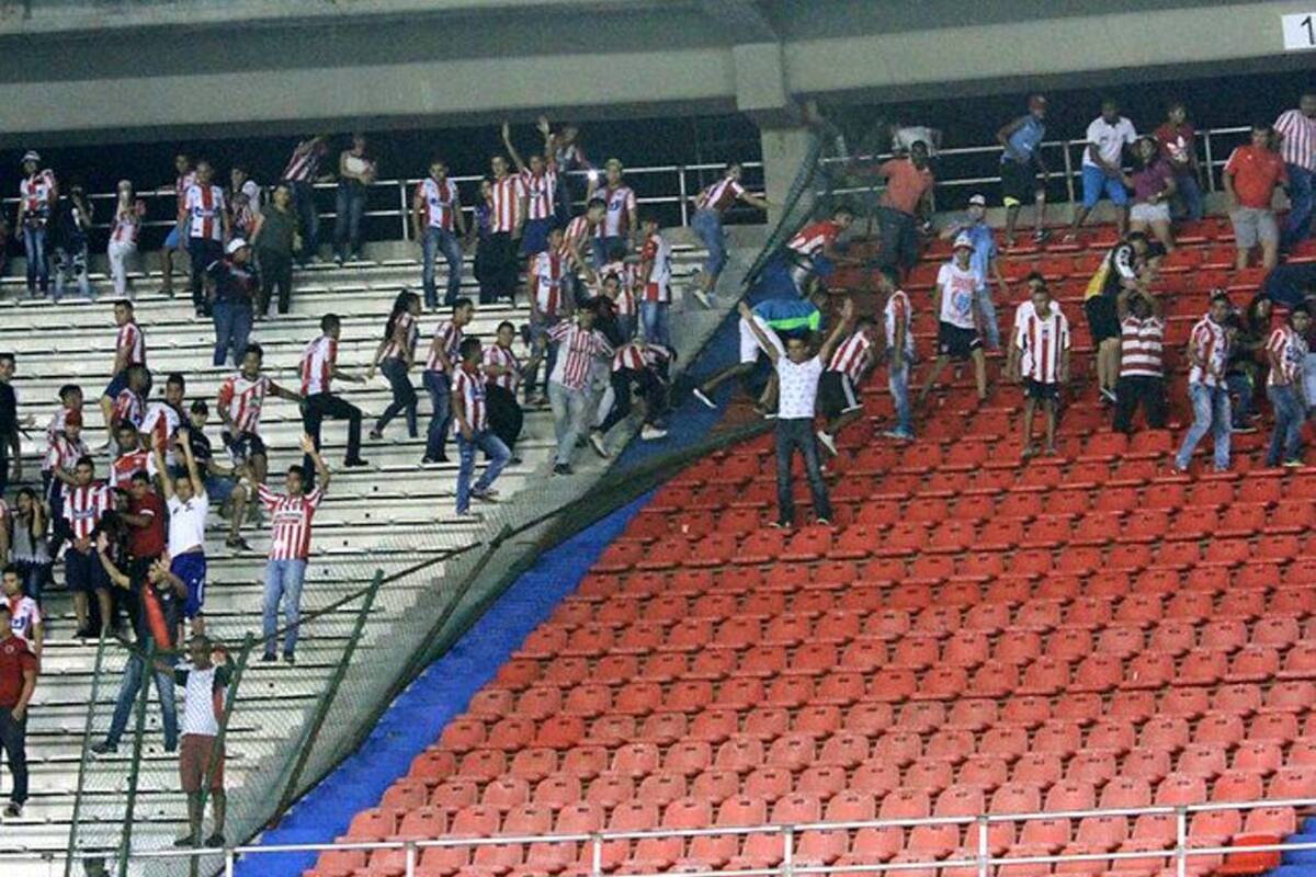 Disturbios en el estadio Metropolitano de Barranquilla dejaron 11 policías heridos (Foto: Colprensa /VANGUARDIA LIBERAL)