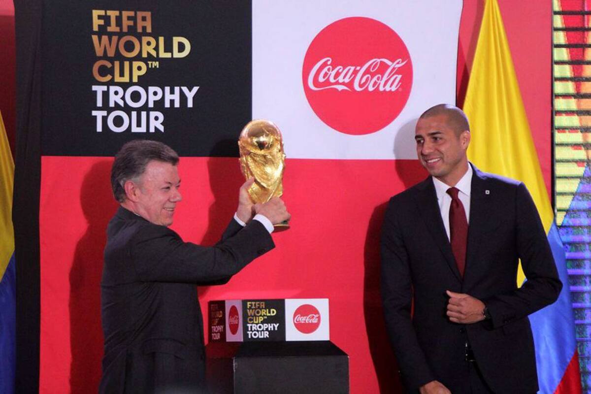 El trofeo de Rusia 2018 llegó este miércoles a Bogotá (Foto: Colprensa / VANGUARDIA LIBERAL)