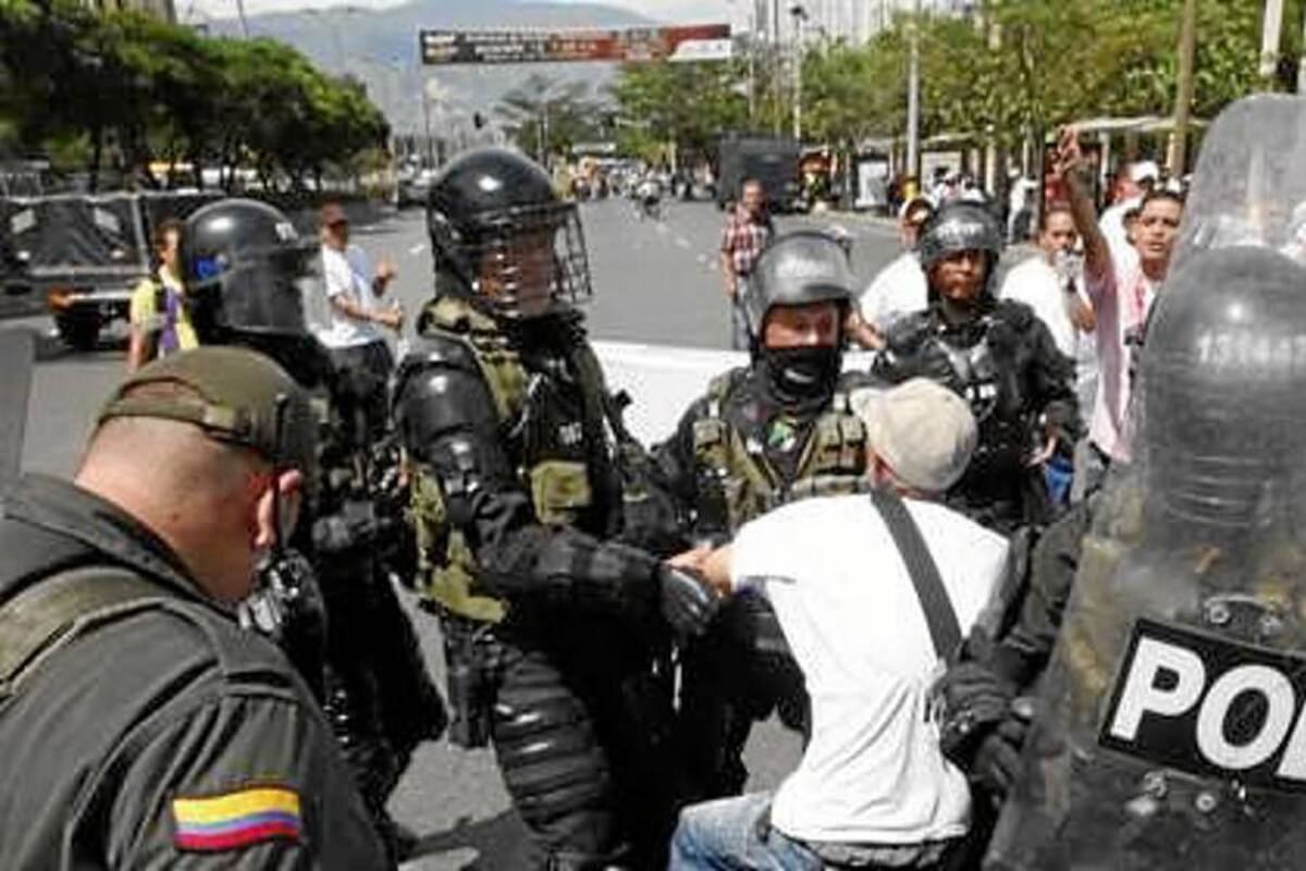 Con varios heridos terminó marcha pacífica de transportadores en Medellín (Foto: Colprensa/VANGUARDIA LIBERAL)