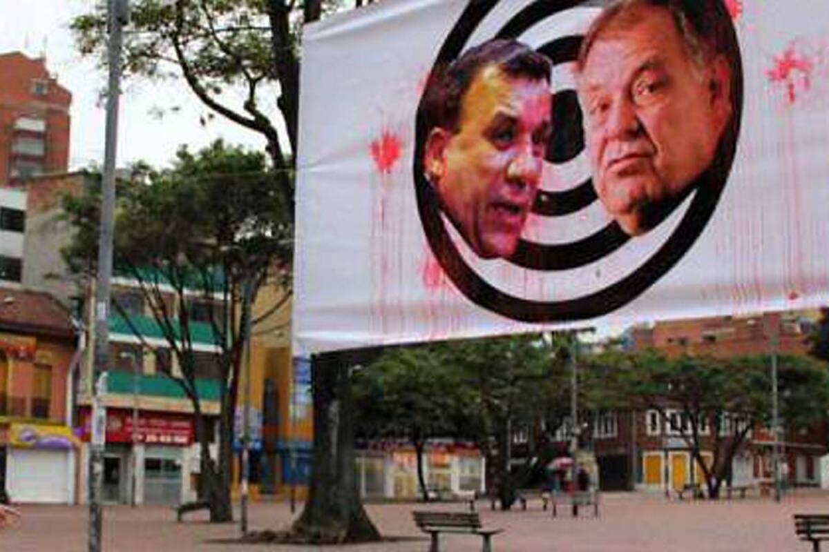 Tomates a valla con imagen de Roy Barreras y Alejandro Ordóñez (Foto: Colprensa/VANGUARDIA LIBERAL)