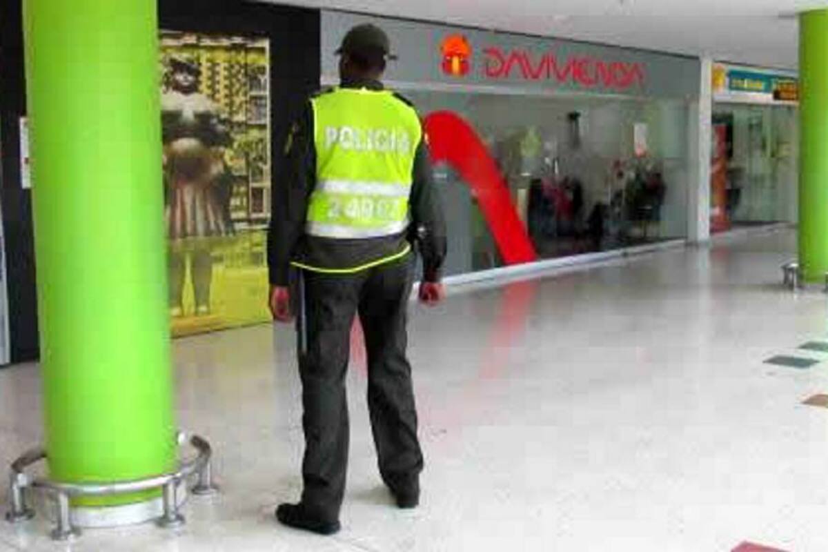 Ladrones asaltaron un banco en Envigado amenazando con una bolsa (Foto: Colprensa / VANGUARDIA LIBERAL)