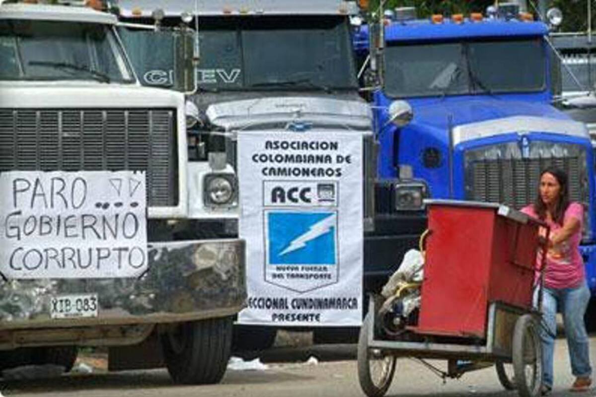 Camioneros bloquean carretera a Buenaventura (Foto: COLPRENSA/VANGUARDIA LIBERAL)
