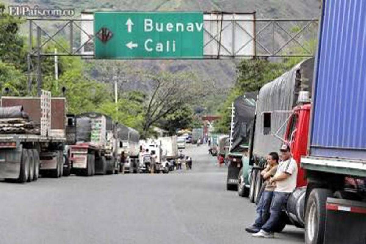 Policía despeja vía a Buenaventura, bloqueada por los camioneros (Foto: COLPRENSA/VANGUARDIA LIBERAL)