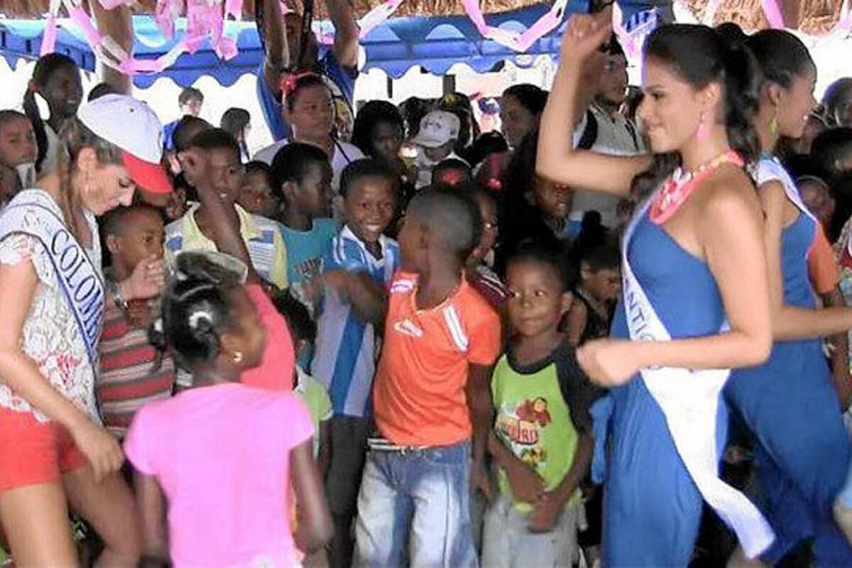 Reinas visitaron a los niños de Tierrabomba (Foto: Colprensa/VANGUARDIA LIBERAL)