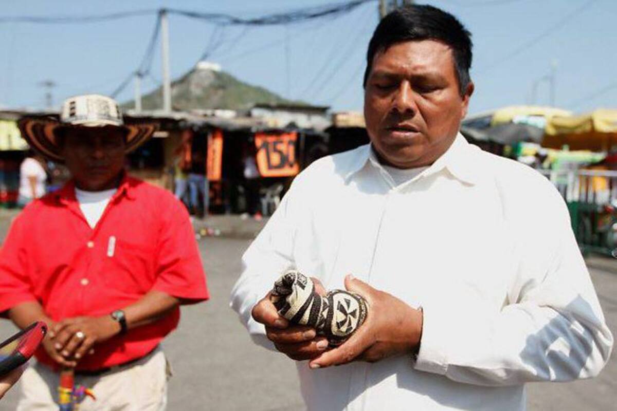 Indígenas encaran a comerciantes de sombreros falsos (Foto: Colprensa/VANGUARDIA LIBERAL)