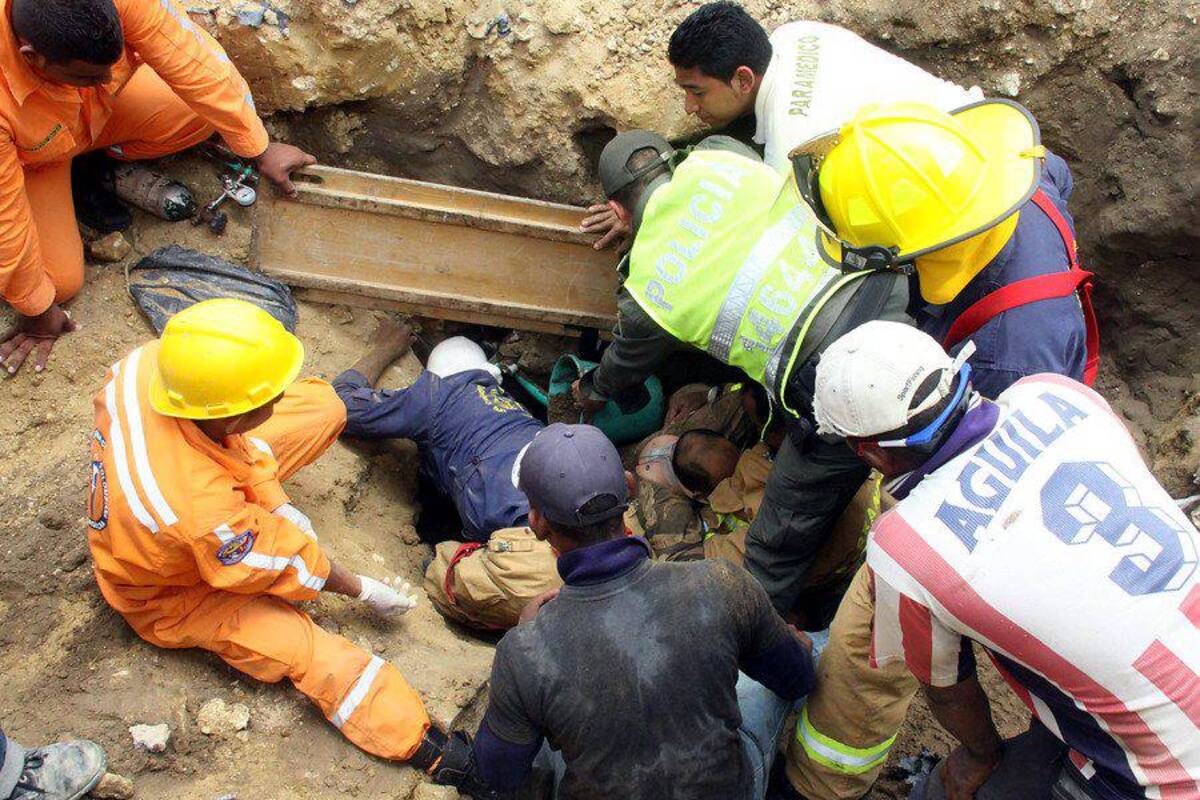 Muere obrero atrapado por alud de tierra en Barranquilla (Foto: COLPRENSA/VANGUARDIA LIBERAL)