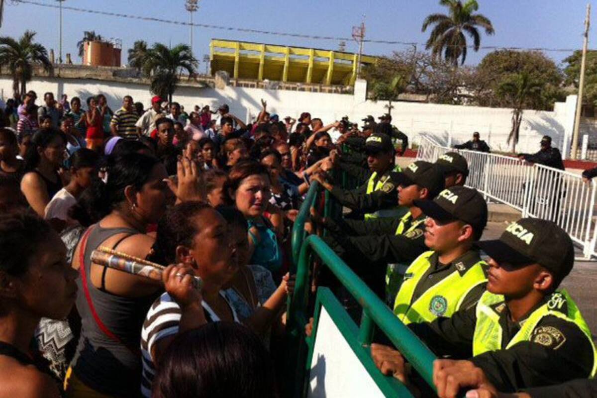 Madres de reclusos de la Cárcel Modelo de Barranquilla quieren saber de sus hijos (Foto: Colprensa/ VANGUARDIA LIBERAL)