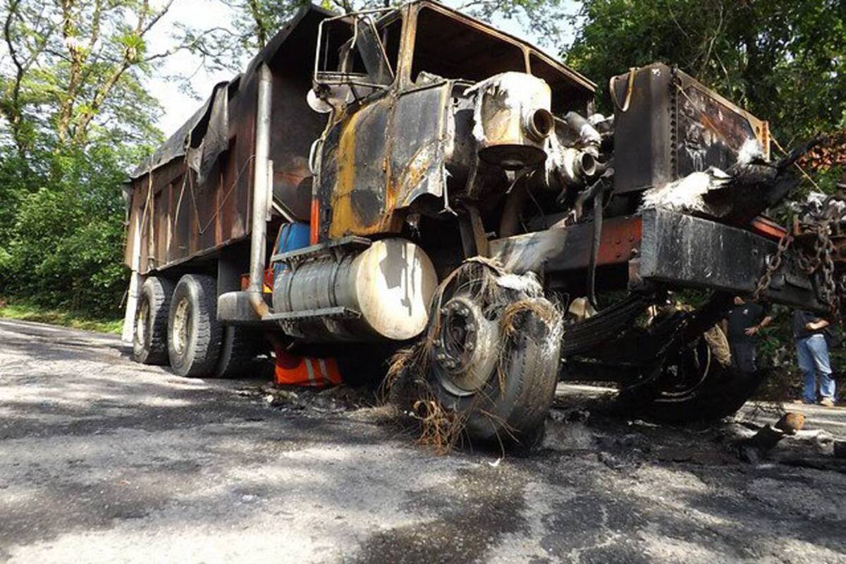 Un muerto y dos niños quemados dejó ataque a volqueta (Foto: COLPRENSA)