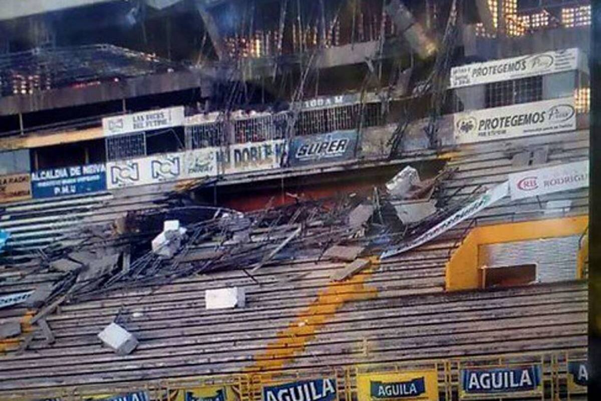 Colapsa tribuna del estadio Guillermo Plazas Alcid en Neiva (Foto: Colprensa /VANGUARDIA LIBERAL)