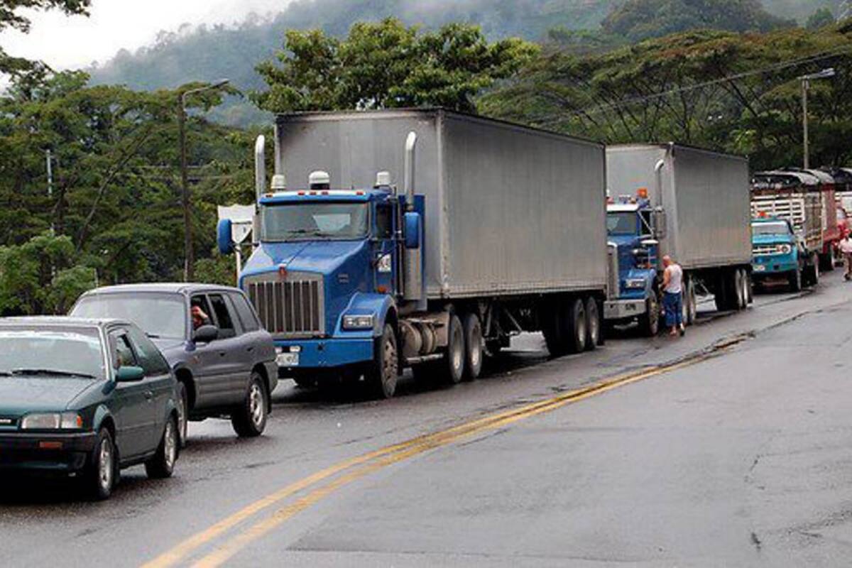 Ya está habilitada la vía Ibagué-Armenia en La Línea (Foto: Colprensa/VANGUARDIA LIBERAL)