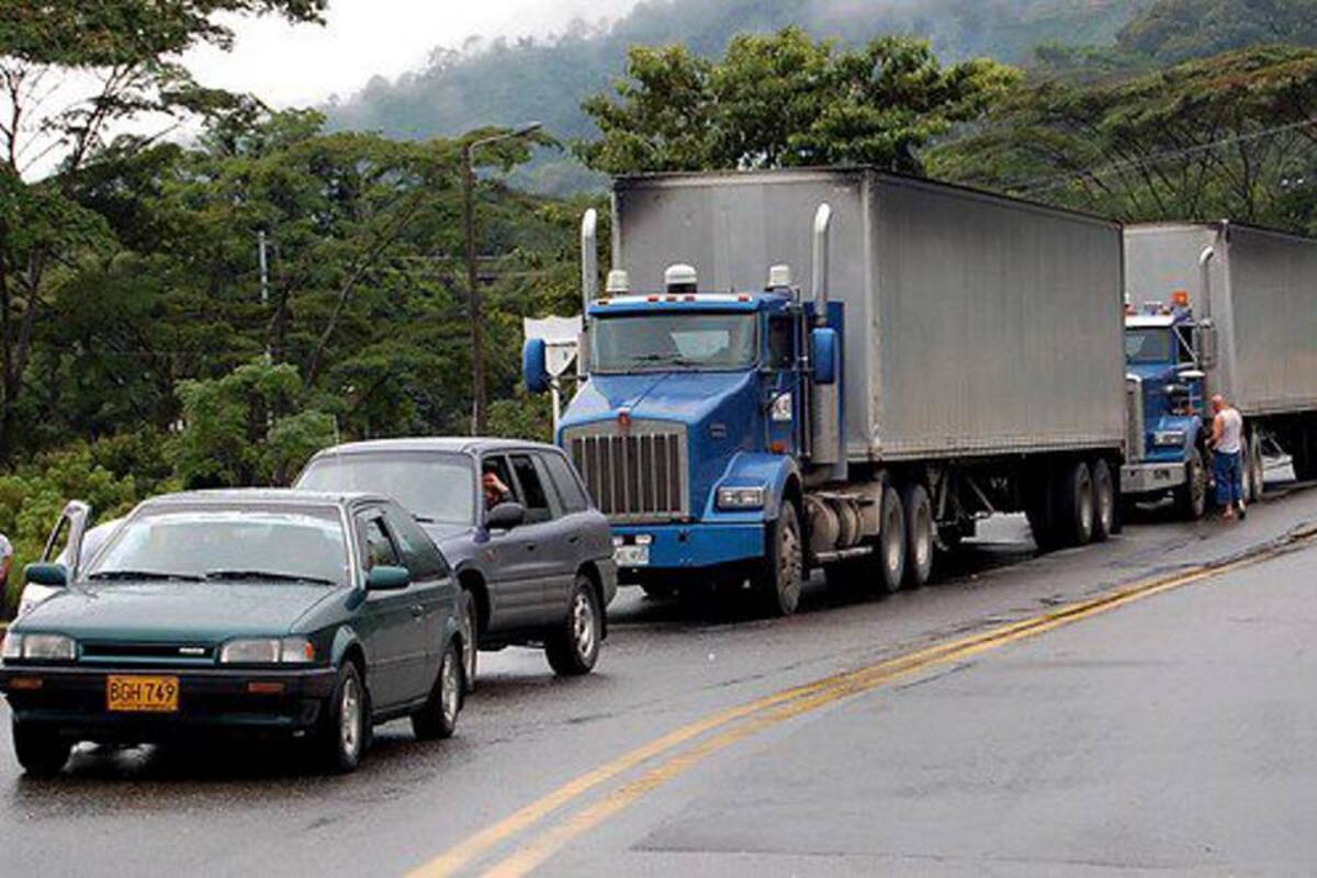 Cierran la vía a La Línea por volcamiento de tractocamión (Foto: Colprensa/VANGUARDIA LIBERAL)