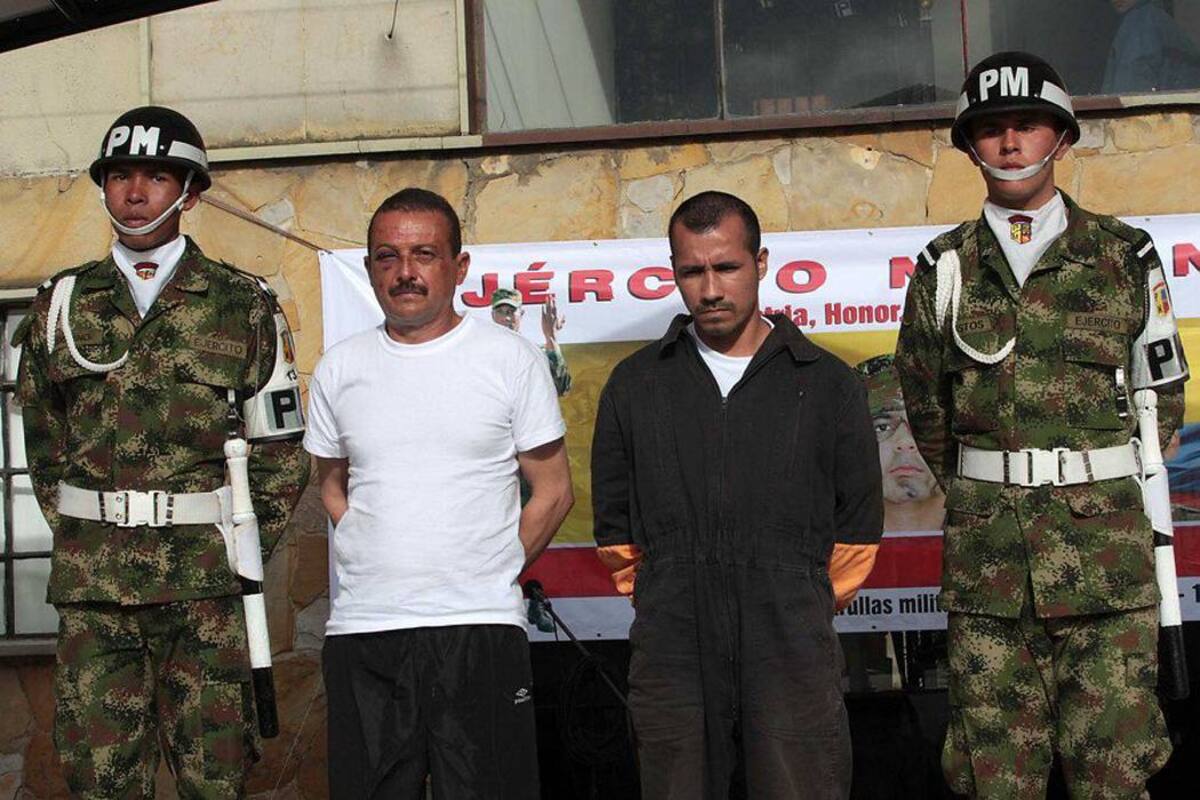 A la derecha, de camisa negra, Alias ‘Enrique Gafas, a quien un juez de Ejecución de Penas de Bogotá concedió la libertad provisional. (Foto: COLPRENSA /VANGUARDIA LIBERAL)