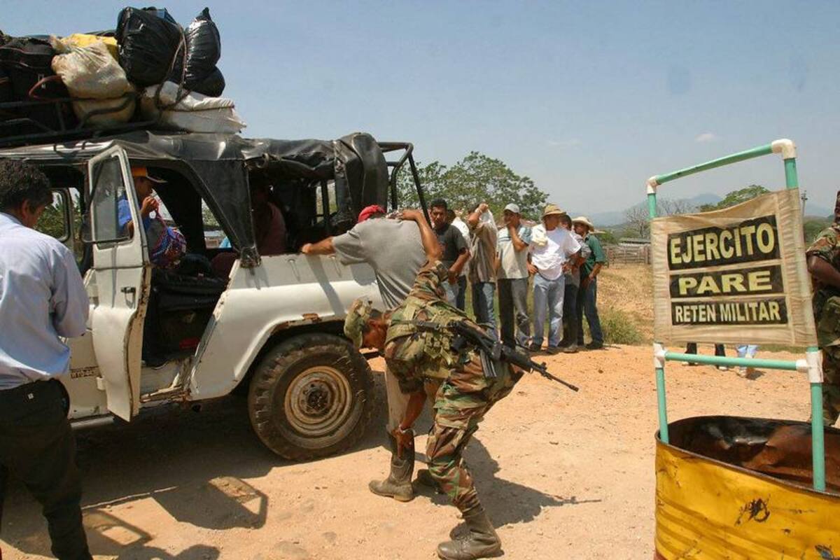 Piratas terrestres atracaron un bus repleto de soldados (Foto: COLPRENSA/VANGUARDIA LIBERAL)
