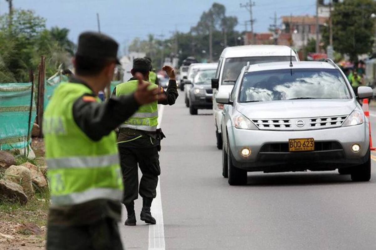 15 mil policías custodian el plan retorno en el país (Foto: Colprensa/VANGUARDIA LIBERAL)