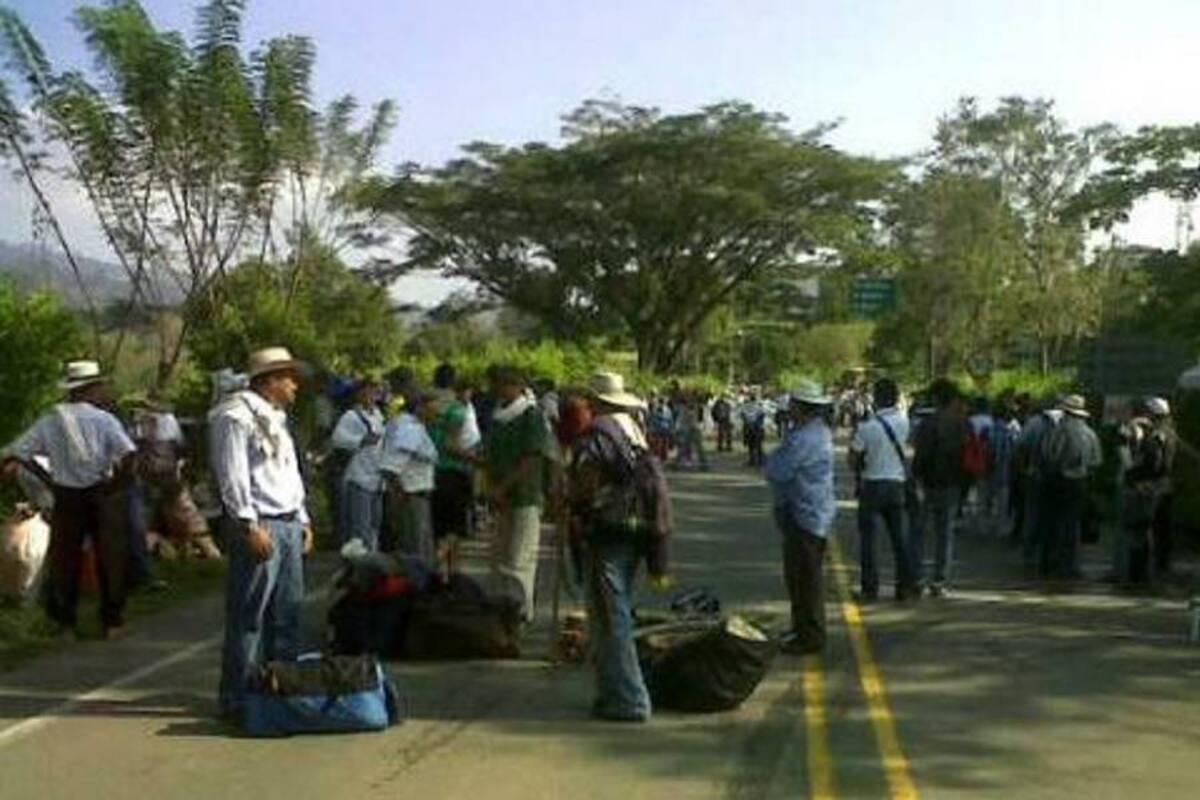 Cafeteros bloquean la vía la Virginia-Belén en Umbría (Foto: Colprensa/VANGUARDIA LIBERAL)