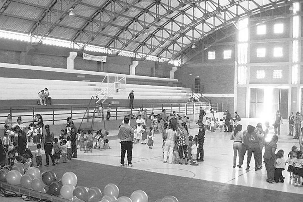 En el coliseo cubierto del CUS, se llevó a cabo la celebración del día de la niñez y la recreación a los menores que son atendidos en los hogares de bienestar del municipio del Socorro, una actividad coordinada por la gestora Social Norma Galindo y la Policía de Infancia y adolescencia (Foto: Luis Fernando Martínez Vargas/VANGUARDIA LIBERAL)
