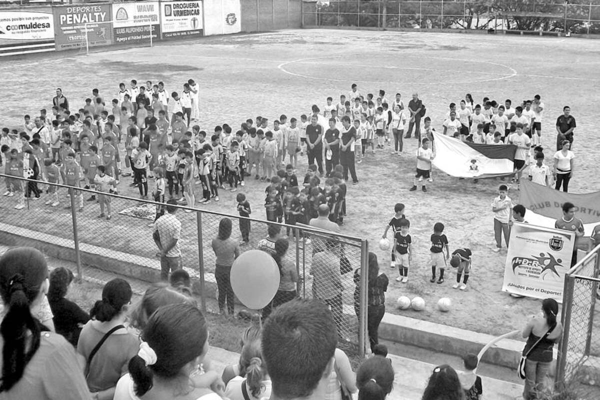 Aspecto del acto inaugural del campeonato infantil de fútbol, que se desarrollará en el Socorro, promoviendo así la práctica del deporte en los menores. (Foto: Luis Fernando Martínez Vargas / VANGUARDIA LIBERAL)